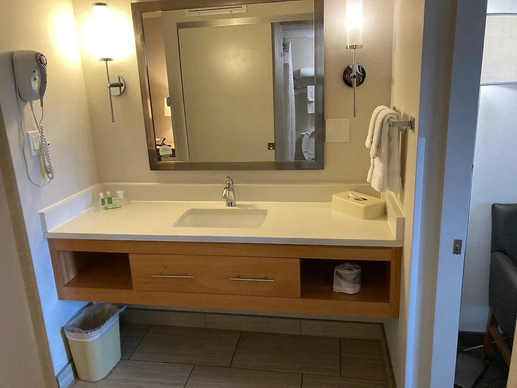 Hotel Red Roof Plus+ & Suites Tampa