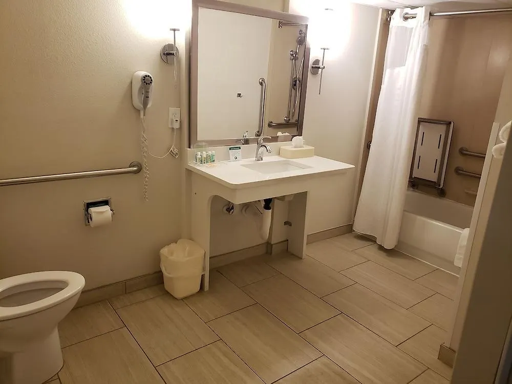 Red Roof Plus+ & Suites Tampa 2*,
